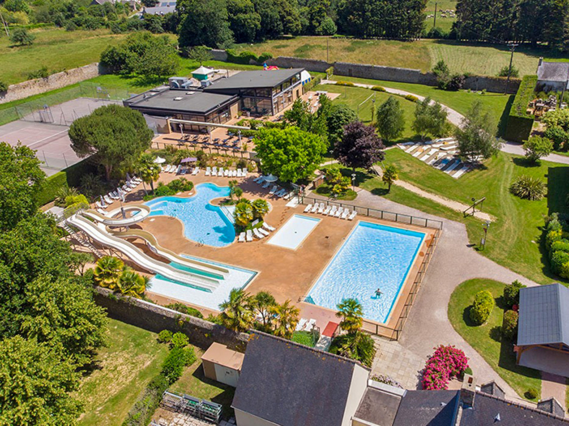 Quel camping avec parc aquatique et piscine couverte chauffée choisir en Bretagne 