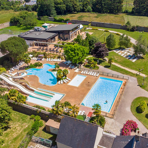 Quel camping avec parc aquatique et piscine couverte chauffée choisir en Bretagne 
